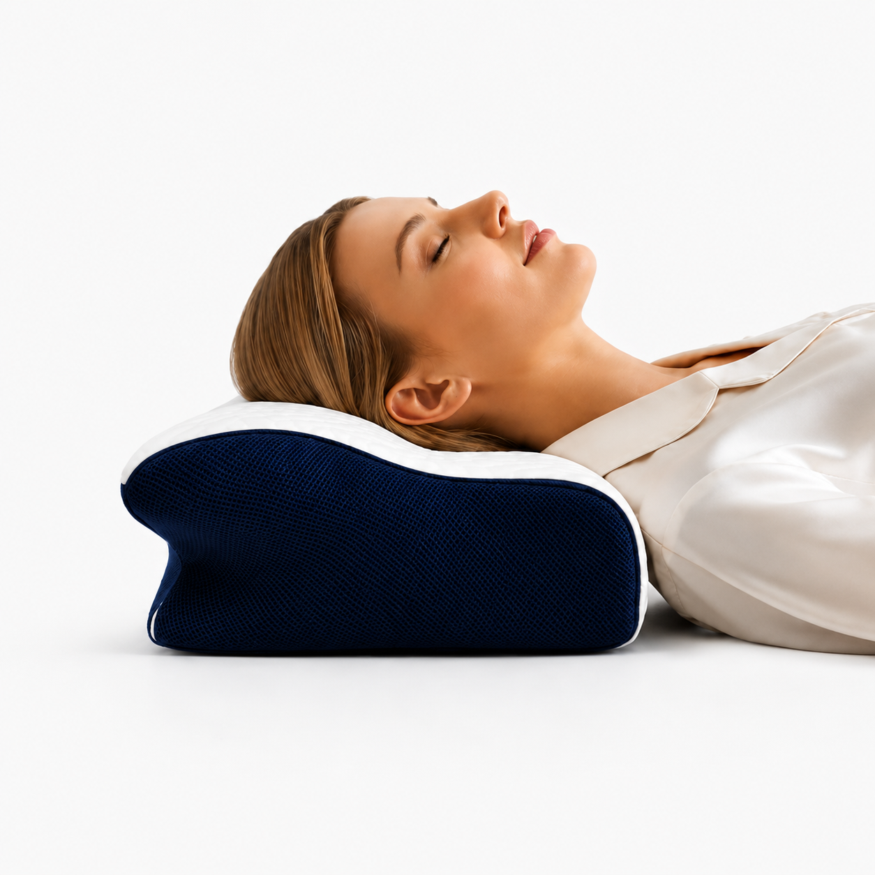 Femme dormant sur le dos, la nuque soutenue par le bourrelet de l'oreiller cervical Restelya et la tête reposée en contrebas